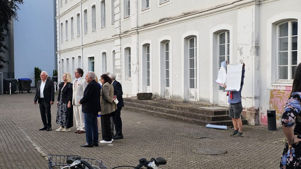 Protest der PARTEI Saar beim Festakt der HBK Saar – Foto 2